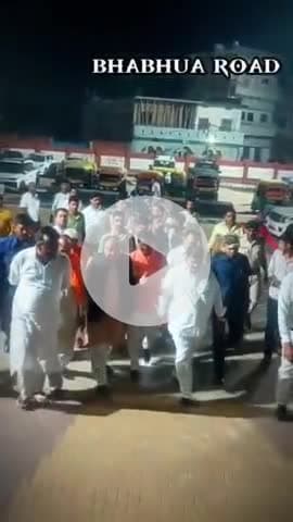 अमृत भारत भागलपुर से गोमती नगर ट्रेन का भभुआ 

रोड स्टेशन पर मंत्री श्री संतोष कुमार जी के साथ हरी झंडी दिखाकर रवाना किए