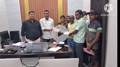 नगर नौसा: कैला और मखदुमपुर में वज्रपात से हुई मौतों पर सीओ ने दोनों परिवारों को चार-चार लाख का चेक दिया