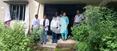 इचाक: स्वास्थ्य उपकेंद्र का चिकित्सक पदाधिकारी ने किया औचक निरीक्षण, व्यवस्था में पाई गई घोर कमी