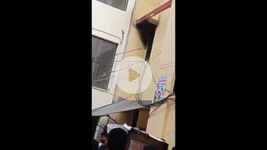 नवाबगंज: बाराबंकी के सिविल कोर्ट परिसर में अचानक कोर्ट बिल्डिंग में लगी आग, मच गया हड़कंप