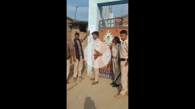 मोतिहारी: जिले की दरपा पुलिस ने हर्ष फायरिंग मामले में फरार अभियुक्त के घर पर विधिवत तामिला किया इश्तिहार