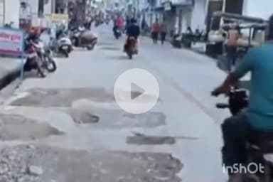 रानी: रानी नगर स्थित प्रताप बाजार की मुख्य सड़क पर जगह-जगह हो रहे खड्डे, आम लोग परेशान, कभी भी हो सकता है बड़ा हादसा