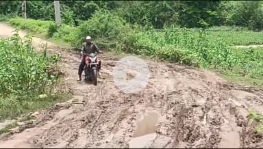 बांसवाड़ा: कालीकल्याण धाम क्षेत्र में सड़कपर किचड़ से स्थानीयलोगऔर स्कूली बच्चों को भी परेशानी का सामना करना पड़रहा है#jansamasya