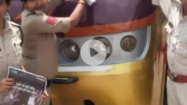 पवई: पन्ना पुलिस द्वारा"नशे से दूरी है जरूरी" अभियान के तहत वाहनों पर लगाए गए जागरूकता पंपलेट, दिया गया नशा मुक्ति का संदेश।