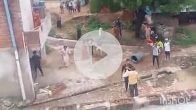 औरैया: दिबियापुर क्षेत्र के मधवापुर गांव में जमकर चले ईंट-पत्थर का वीडियो सोशल मीडिया पर हुआ वायरल