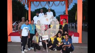 फिरोज़ाबाद: पुलिस लाइन में फुटबॉल प्रतियोगिता में पुरुष और महिला दोनों टीमों ने फाइनल में आगरा को हराया, फिरोजाबाद पुलिस बनी विजेता