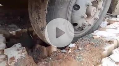 ब्यौहारी: मऊ गांव में स्कूल बस गड्ढे में फंसी, बाल-बाल बचे छात्र, सीएम राइज स्कूल के अंदर की घटना