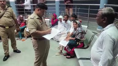 अमरोहा: मुख्यमंत्री योगी की स्टाइल में ऑफिस से बाहर आकर अमरोहा के एसपी अमित कुमार आनंद ने सुनी फरियादियों की शिकायतें