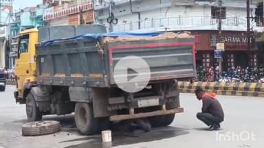 कोरबा: निहारिका टॉकीज के समीप रेत ले जा रहे टिपर का टायर फटा, आसपास के लोग बाल-बाल बचे, रेत की तस्करी धड़ल्ले से हो रही है