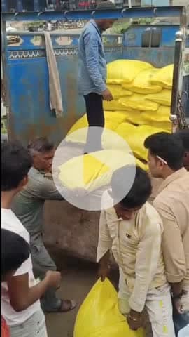 सीकरी: सीकरी के गुलपाड़ा में खाद की कालाबाजारी नहीं थम रही, किसान 380 रुपये में खाद खरीदने को मजबूर