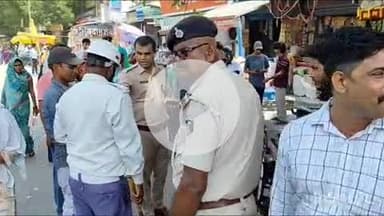 गोपालगंज: अस्पताल चौक के पास फुटपाथ पर दुकानदारों को यातयात डीएसपी ने लगाई फटकार, बाइक चालकों से वसूला जुर्माना