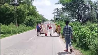 जलेसर: जलेसर के मोहल्ला थोक में हाथरस निवासी ने माता-पिता के गंगा स्नान की इच्छा की पूरी, ले जा रहा है श्रवण कावड़