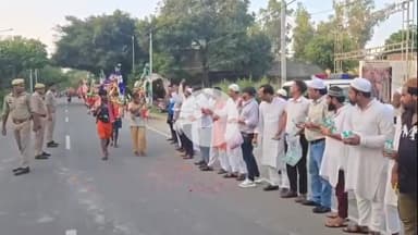 धनौरा: बछरायूं में कांवड़ यात्रा में हिन्दू-मुस्लिम एकता की मिसाल, मुस्लिम भाइयों ने कांवड़ियों पर बरसाए फूल और फल किया स्वागत