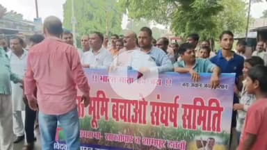 कसिया: साखोपार और शामपुर हतवा गांव के किसानों ने स्मार्ट सिटी प्रोजेक्ट के लिए चिन्हित भूमि का विरोध करते हुए निकाली रैली