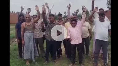 अमरोहा: डिडौली गांव में ग्रामीणों ने सीवौरा रोड पर दबंगों पर ग्राम समाज की जमीन पर कब्जा करने का आरोप लगाया, किया प्रदर्शन