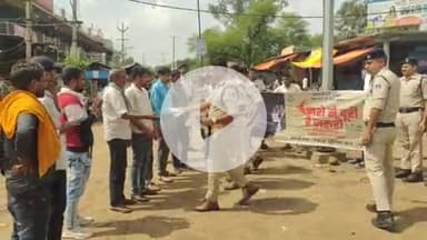 बमोरी: बमोरी में नशे के विरुद्ध अभियान, पुलिस ने चौराहे पर लोगों को नशे से बचने के लिए किया जागरूक