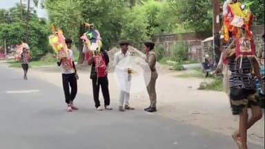 अमरोहा: मुजफ्फरनगर पुलिस अधिकारी के बाद अमरोहा पुलिस शिवभक्तों की सेवा में जुटी, सुरक्षा के साथ बांटे पानी और फल