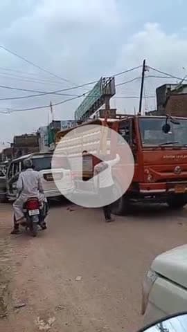 जतारा: दिगौड़ा में ट्रक की चार पहिया वाहन से टक्कर, बड़ा हादसा टला