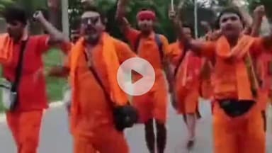 सुल्तानपुर: जयसिंहपुर सुल्तानपुर से रविवार को 100 कांवड़िये बाबा बैजनाथ धाम की यात्रा पर निकले