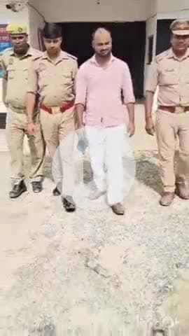 औरैया: सिखरना निवासी किसान पर जानलेवा हमला करने वाले आरोपी को पुलिस ने अयाना सीएचसी चौराहे के समीप घेराबंदी कर किया गिरफ्तार