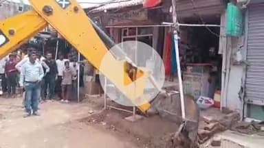 इंदरगढ़: इंदरगढ़ नगर में अस्थाई अतिक्रमण पर प्रशासन का बुलडोजर चला, अतिक्रमण हटाया, दुकानदारों को नोटिस जारी