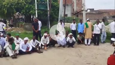 हसनपुर: ढबारसी बिजली घर पर किसानों ने धरना दिया, जेई की स्थाई नियुक्ति समेत कई मांगों को लेकर रोड पर लगाया जाम