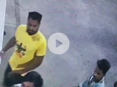 नरसिंहगढ़: नरसिंहगढ़ अस्पताल में सुरक्षा गार्ड से 2 युवकों ने की मारपीट, सीसीटीवी में कैद हुई घटना