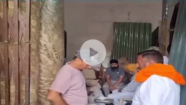 ਜਲੰਧਰ 1: ਹਰਗੋਬਿੰਦ ਨਗਰ ਦੇ ਇਲਾਕਾ ਨਿਵਾਸੀਆਂ ਨੇ ਬੰਦ ਪਏ ਸੀਵਰੇ ਦੀ ਸਮੱਸਿਆ ਤੋਂ ਪਰੇਸ਼ਾਨ ਹੋ ਕੇ ਨੋਰਥ ਦੇ ਵਿਧਾਇਕ ਦੇ ਨਾਲ ਕੀਤੀ ਮੀਟਿੰਗ