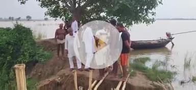 फतुहा: जिला परिषद सदस्य अमित कुमार उर्फ बबलू ने अपने बाढ़ प्रभावित क्षेत्र का दौरा किया