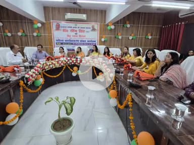 उरई: विकास भवन में स्थित रानी लक्ष्मी बाई सभागार में आकांक्षा समिति की अध्यक्ष ने पहुंचकर कार्यक्रम का शुभारंभ किया