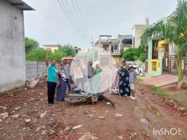 बांसवाड़ा: बांसवाड़ा शहर के वार्ड नंबर 20 में लंबे समय से टूटी सड़क से हो रहे रोज़ हादसे, आज बाइक सवार गिरा, लोगों ने जताया आक्रोश