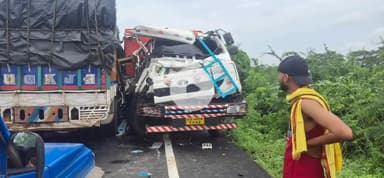 गोगरी: पसराहा के पास NH-31 पर दो ट्रकों की जोरदार टक्कर, एक ट्रक चालक बुरी तरह घायल