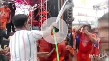 प्रतापगढ़: दूसरे सोमवार को शिव धाम बेलखरनाथ धाम में जलाभिषेक करने जा रहे कांवरियों पर भगवा चूंगी के पास किया गया जल और पुष्प वर्षा