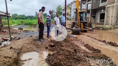 जगदलपुर: निगम अध्यक्ष खेमसिंह देवांगन ने बारिश से प्रभावित क्षेत्रों का लिया जायजा