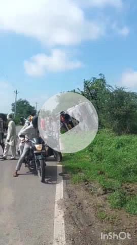 भरतपुर: सौंख रोड पर ट्रक का पहिया देखने से ट्रक पलटा, बिजली के खंभे से टकराया, खलासी और चालक हुए घायल