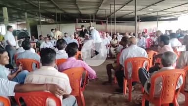 नगवा गांव में पूर्व मंत्री वृशिण पटेल द्वारा बुलाई गई कार्यकर्ता बैठक में सभी दलों के कार्यकर्ताओं की भारी भीड़ जुटी