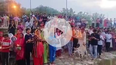 सुल्तानपुर: गोमती नदी स्थित सीताकुंड धाम पर आयोजित हुई सायंकालीन महाआरती, श्रद्धालुओं ने जमकर लगाए जयकारे