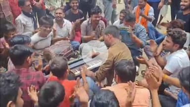 चंदला: बिजली कटौती के खिलाफ 32 गांवों के लोगों ने चक्का जाम कर किया अनोखा प्रदर्शन, सड़क पर बैठकर किया भजन कीर्तन #jansamasya