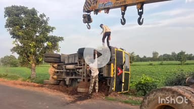 जीरन: ग्वाल तालाब रोड पर संचार लाइन की खुदाई से बने गड्ढों में पलटा डंपर