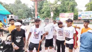 फिरोज़ाबाद: 118 किलोमीटर का पैदल सफर तय कर बटेश्वर धाम जा रहे कांवड़ियों का सिरसागंज में चेयरमैन ने पुष्प वर्षा कर भव्य स्वागत किया