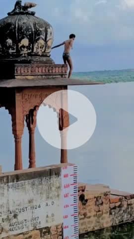 उच्चैन: बारैठा बांध की छतरी से युवक ने लगाई छलांग, वीडियो वायरल, पुलिस कर रही है युवक की तलाश