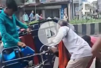 करछना: मेवा लाल बगिया तिराहे पर मार्ग से गुजरते समय ई-रिक्शा अनियंत्रित होकर पलटा, चालक समेत तीन घायल