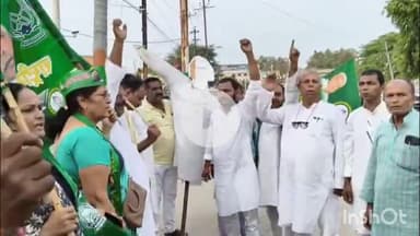 सुपौल: लोहिया नगर चौक पर राजद कार्यकर्ताओं ने किसान पर टिप्पणी के विरोध में मुख्यमंत्री का पुतला फूंका