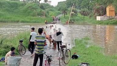 मंझनपुर: तेजी से उफनी यमुना ने बड़हरी गांव का तोड़ा संपर्क, डीएम ने अधिकारियों को किया अलर्ट