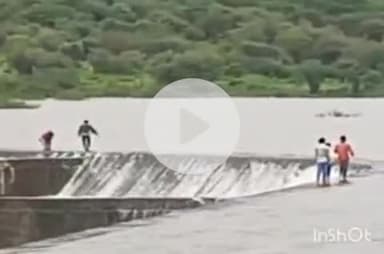 देसूरी: देसूरी में ओवरफ्लो सेली डैम पर युवक कर रहे स्टंट, सैकड़ों ग्रामीण लुत्फ उठाने आते हैं, पांव फिसला तो हो सकती है घटना