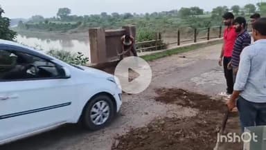 गुना: गुना-अशोकनगर को जोड़ने वाले लहरघाट पुल पर गड्ढे, प्रशासन ने नहीं सुनी तो युवाओं ने भरे