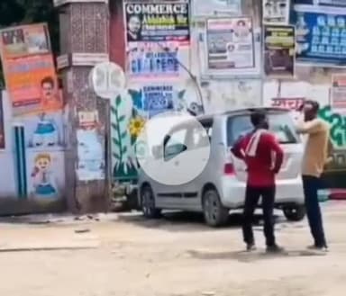 तानसेन: गजरा राजा कन्या विद्यालय के पास कार में घुसा सांप