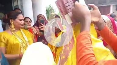 भोरे: कल्याणपुर में जनसुराज पार्टी कार्यकर्ता प्रीति किन्नर के द्वार पर समर्थकों की उमड़ी भीड़, किया अभिवादन