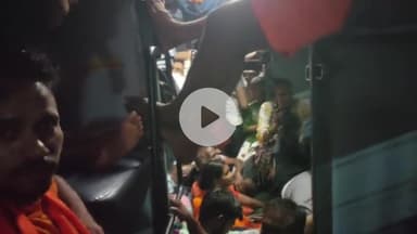 ये कैसा दस्तूर आरक्षित टिकिट के बावजूद खड़े होने को मजबूर 
आजकल रेल में आरक्षित टिकीट लेने के बाद भी रेल में सीट मिलने की कोई गारंटी तो दूर गेट की भीड़ में चढ़ पाना भी मुश्किल मसूरी एक्सप्रेस की आरक्षित बोगी का हाल आप देख सकते है