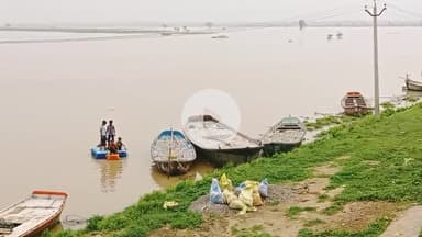 प्रयागराज महाकुंभ मेले में लगा डिवाइडर भाकर आया गांव में बच्चे नव बनकर घूमना शुरू किया